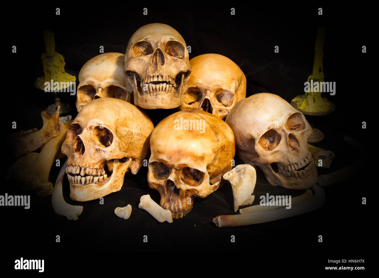 Cranio e osso e candela nel giorno di Halloween. Foto Stock