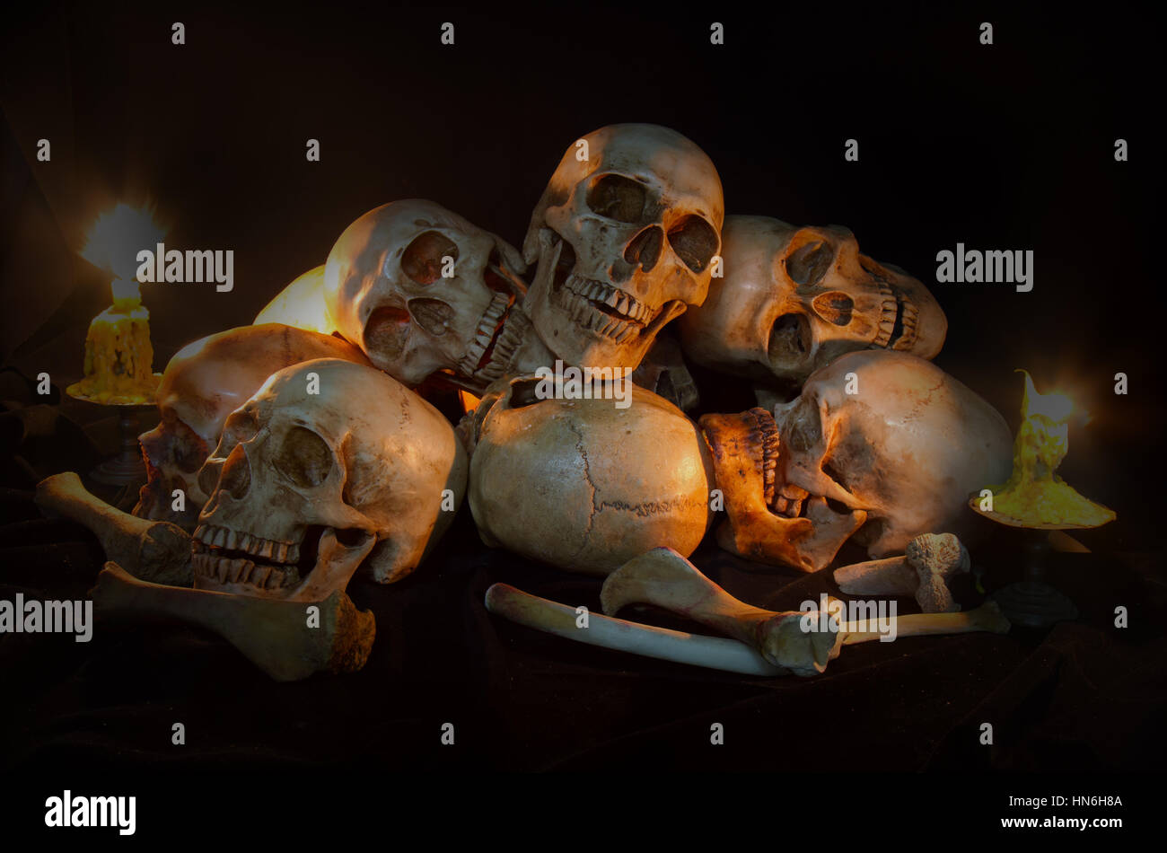 Cranio e osso e candela nel giorno di Halloween. Foto Stock
