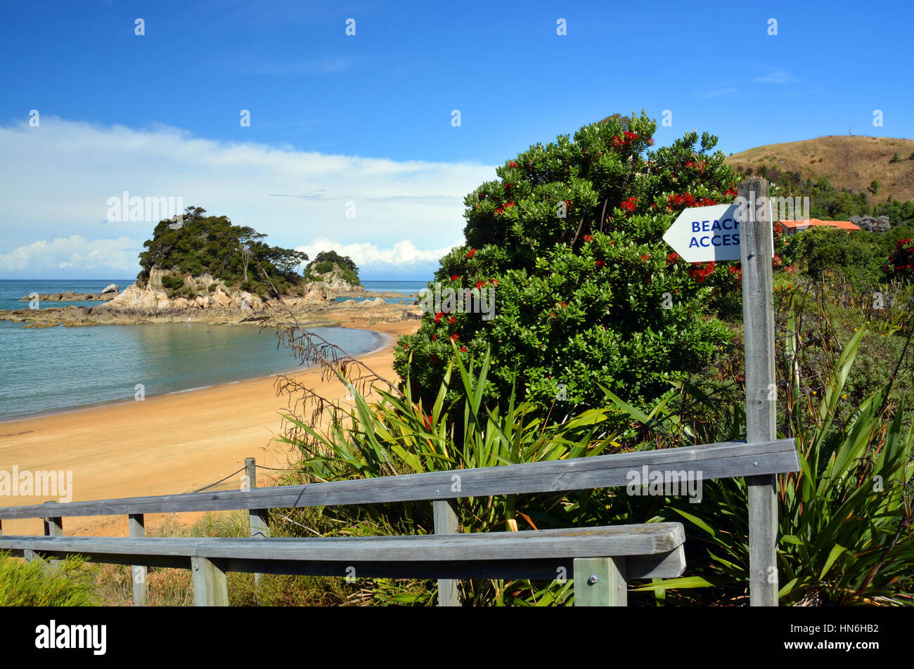 In questo modo al Paradiso. Accesso alla spiaggia segno a Kaiteriteri Beach, Nuova Zelanda. Foto Stock