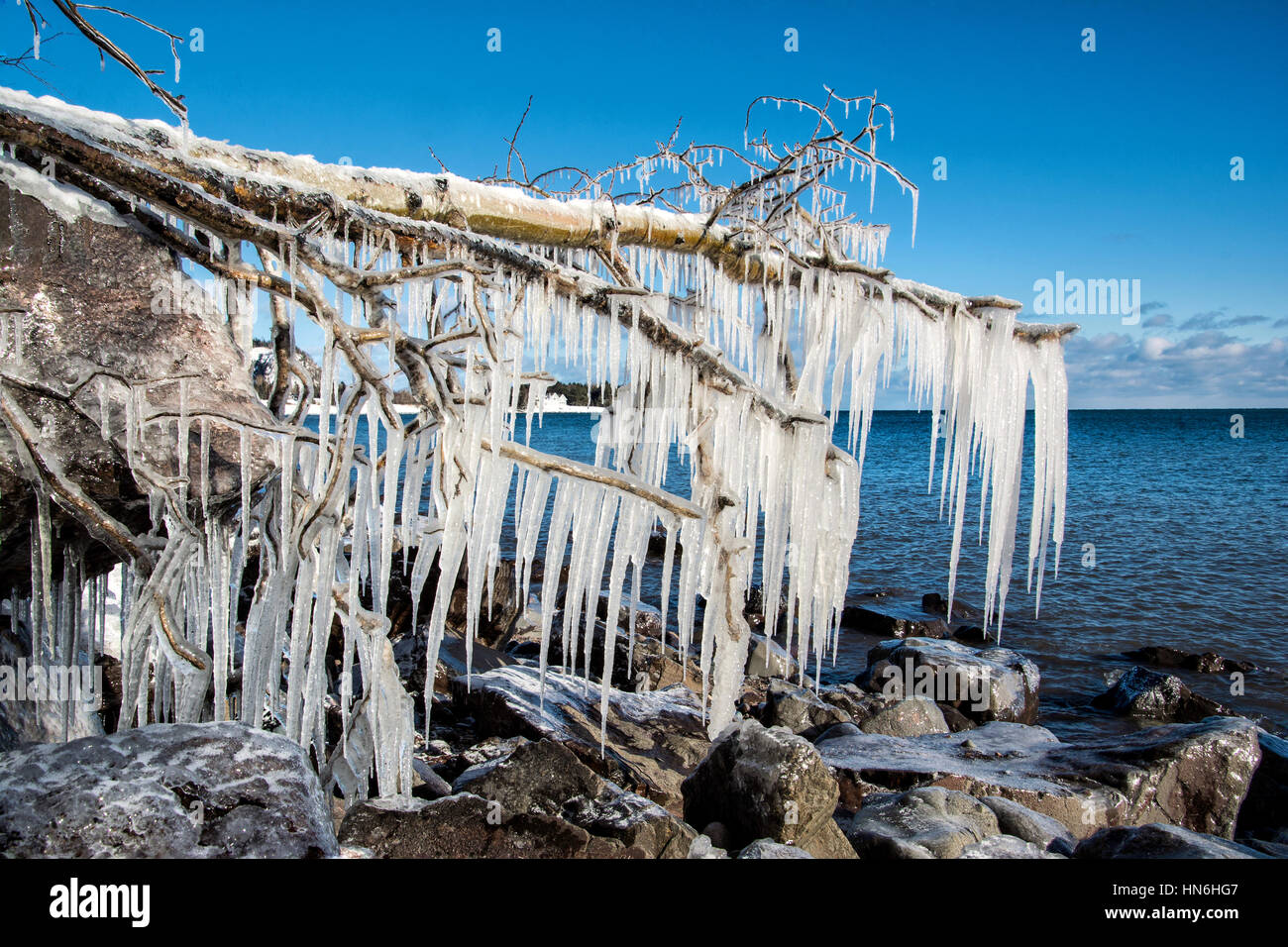 Appendere il ghiaccio sulle rive del lago Superior Foto Stock