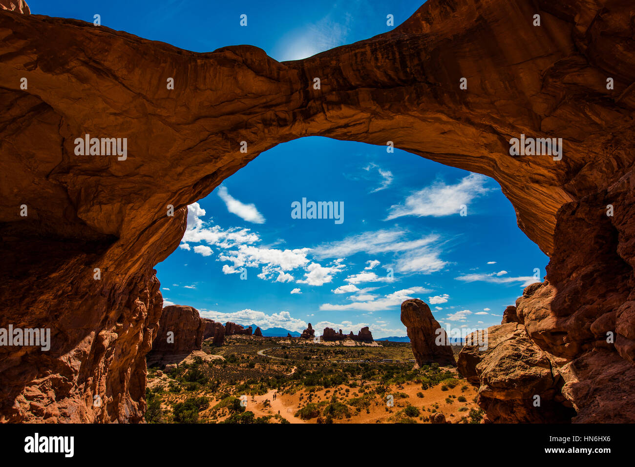 Una vista della valle attraverso il doppio arco in Arches National Park nello Utah. Foto Stock