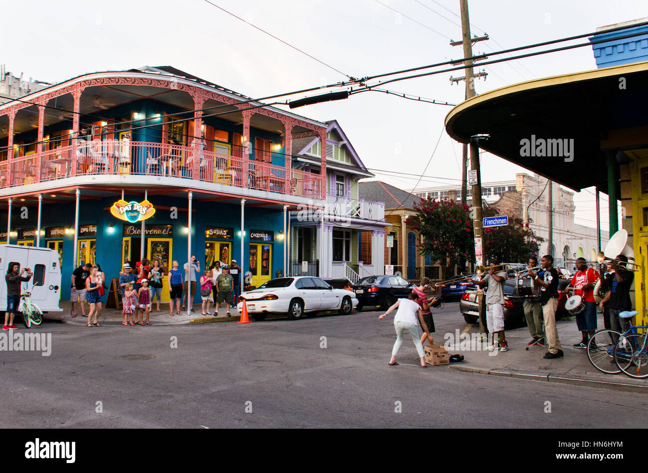 New Orleans, Stati Uniti d'America - 13 Luglio 2015: persone allegria e ballare la musica riprodotta dalla banda locale nel Quartiere Francese, New Orleans, in Louisiana. Foto Stock