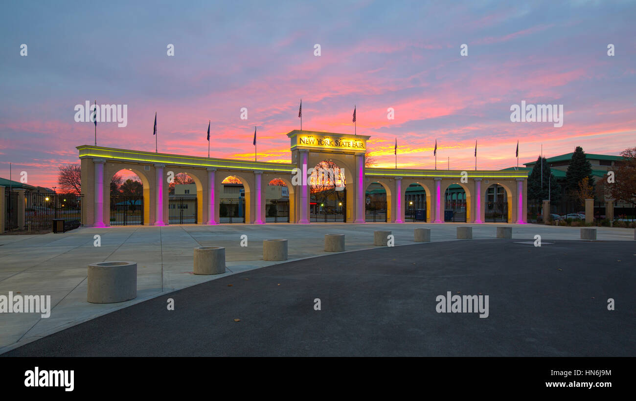 New York State Fairgrounds ingresso al tramonto, che ospita centinaia di eventi durante tutto l'anno. Foto Stock