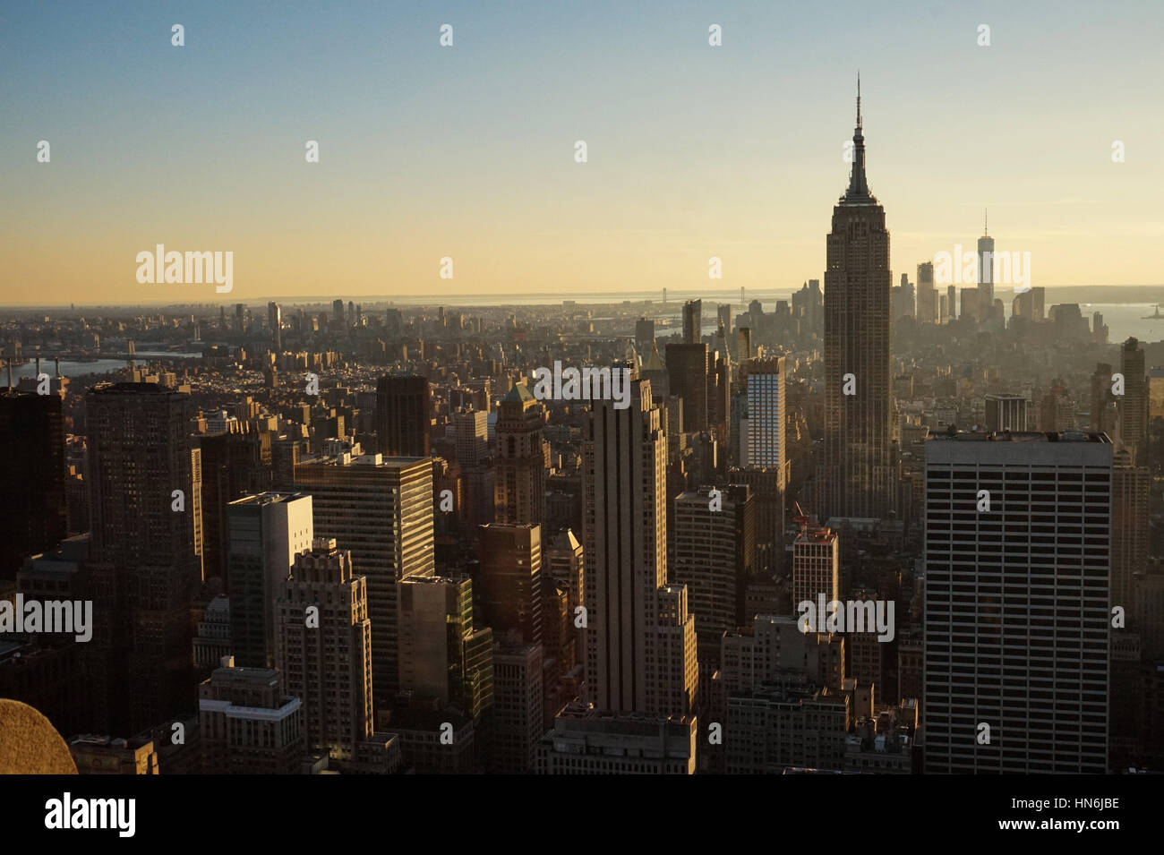 Vista dalla cima della Roccia piano di visualizzazione nella parte superiore del Rockefeller Center di New York City Foto Stock