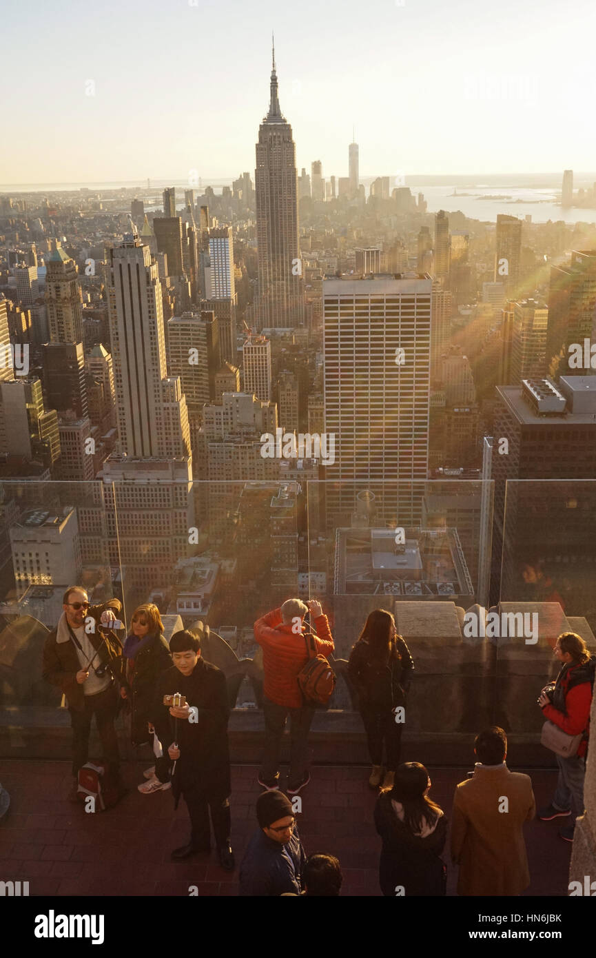 Vista dalla cima della Roccia piano di visualizzazione nella parte superiore del Rockefeller Center di New York City Foto Stock