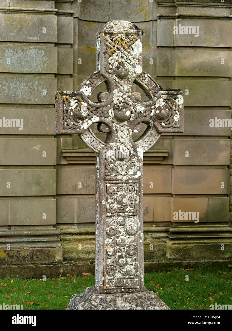 Ornati in pietra Croce celtica lapide nel cimitero di Santa Maria Maddalena la Chiesa, Castle Ashby, Northamptonshire, England, Regno Unito Foto Stock