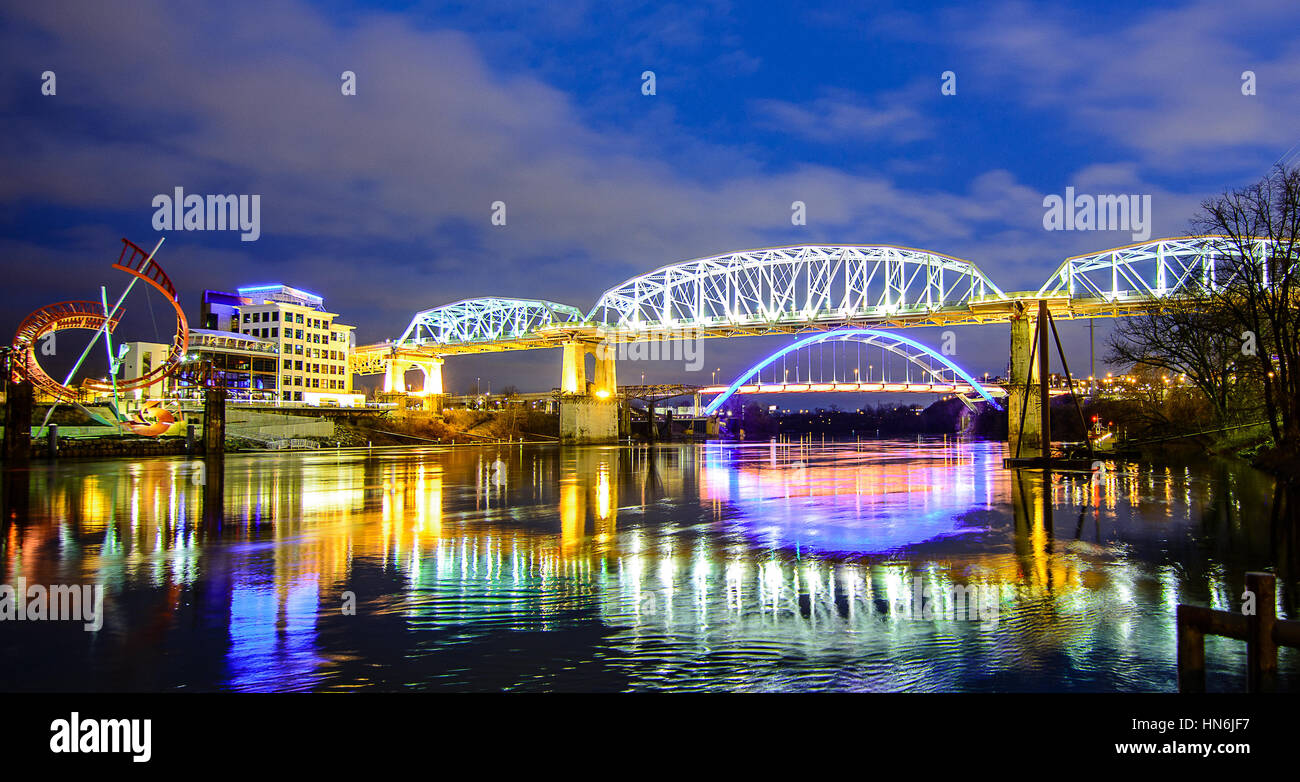 Il Seigenthaler ponte pedonale e il memoriale dei veterani di guerra coreana ponte sopra il Cumberland River in downtown Nashville, Tennessee. Foto Stock