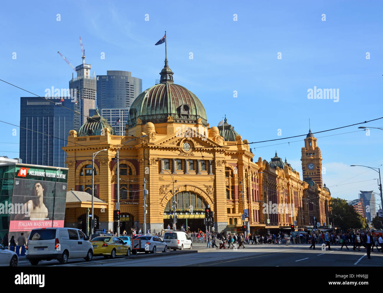 Melbourne, Australia - 14 Maggio 2014: Storico di Flinders Street Rail Station building sulle rive del Fiume Yarra in autunno. Foto Stock