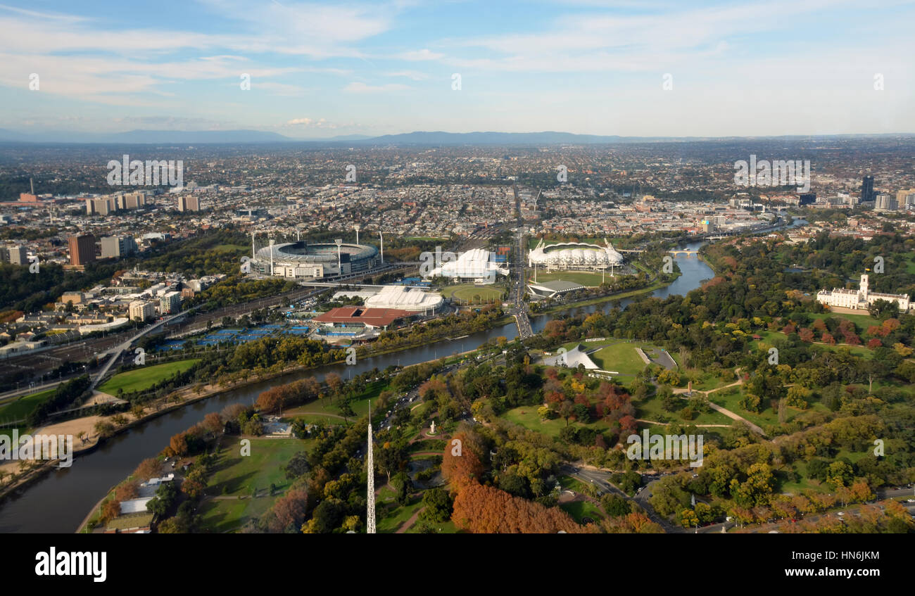 Vista aerea di Melbourne's sobborghi Orientali compresi MCG, Rod Laver Arena e il fiume Yarra. Foto Stock