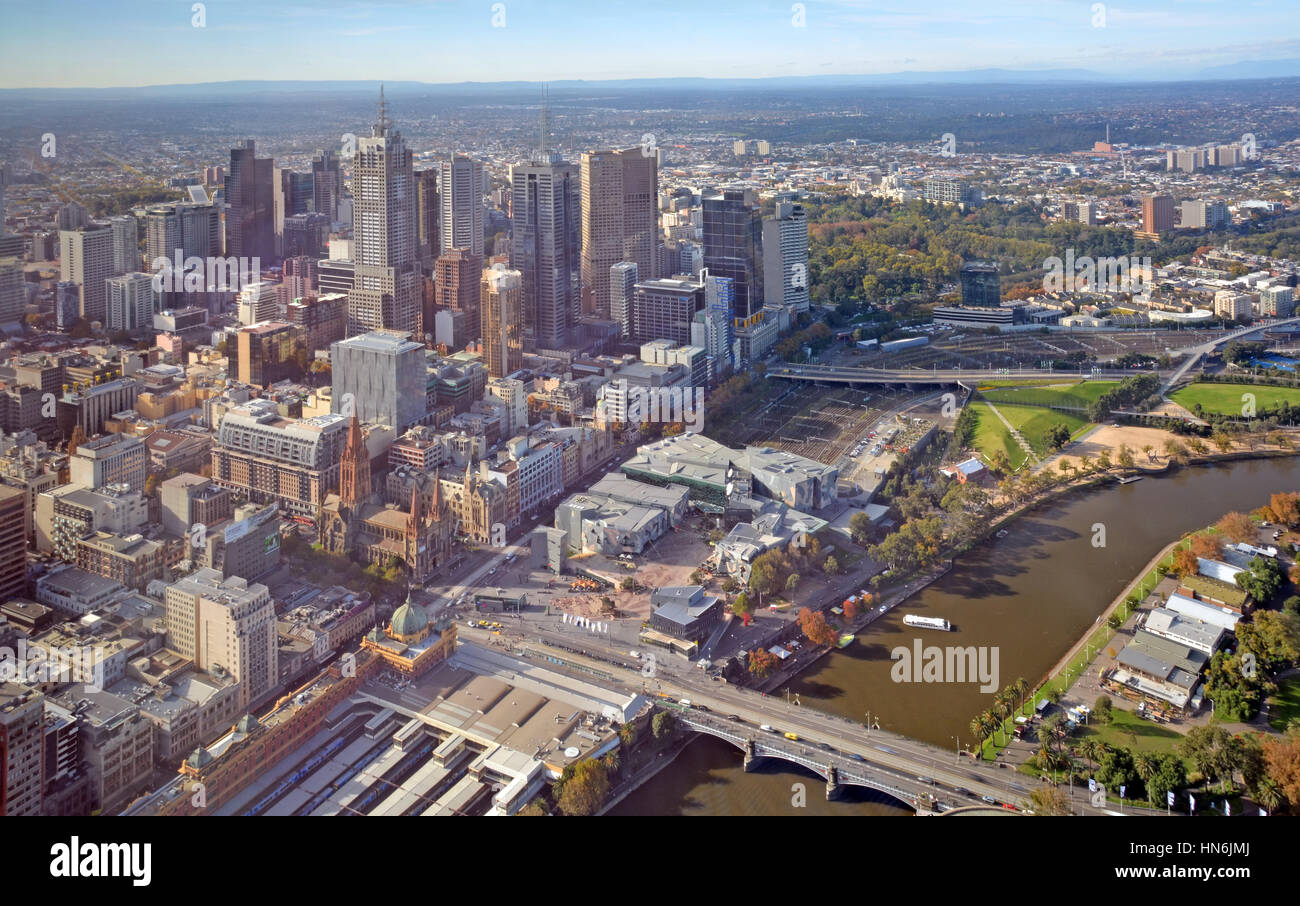 Antenna vista panoramica della città di Melbourne Central Business District & il fiume Yarra in primo piano. Foto Stock