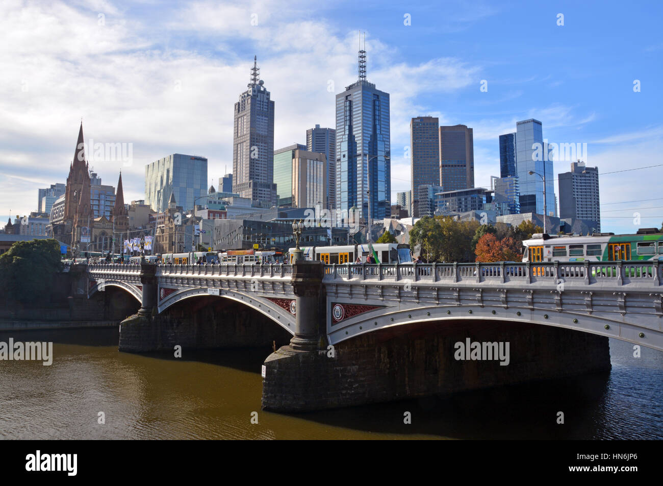 Melbourne, Australia - 14 Maggio 2014: città di Melbourne visto dalla banca del sud del Fiume Yarra. In primo piano i tram attraversano il St Kilda Road bri Foto Stock