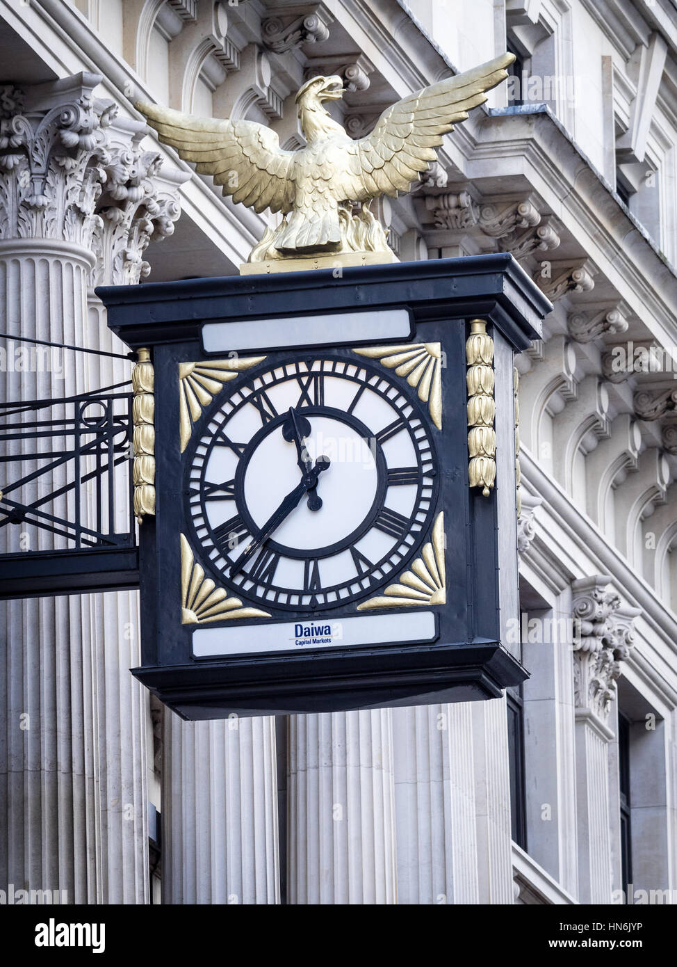 L'orologio appeso fuori Daiwa dei mercati di capitali in King William Street nella città di Londra (miglio quadrato) Foto Stock