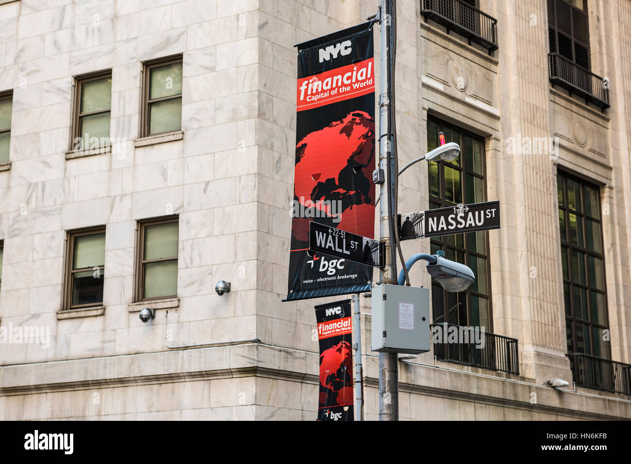 New York, Stati Uniti d'America - 18 Giugno 2016: Wall street e Nassau Street sign post incrocio con New York banner sponsorizzato da BGC Partners Foto Stock
