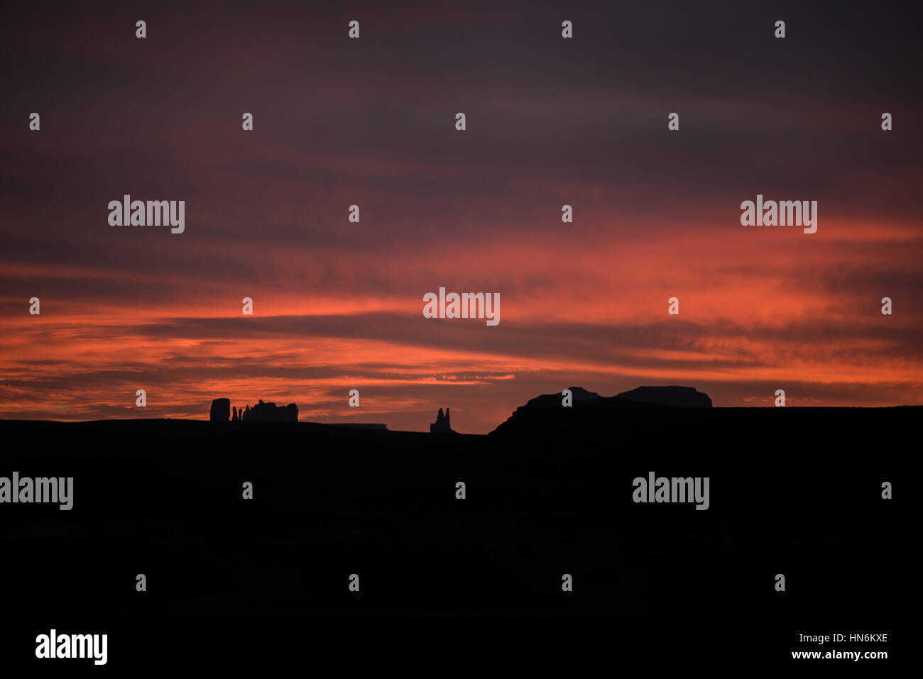 Rosso tramonto nel parco statale Goosenecks mostra Monument Valley di Arizona Foto Stock