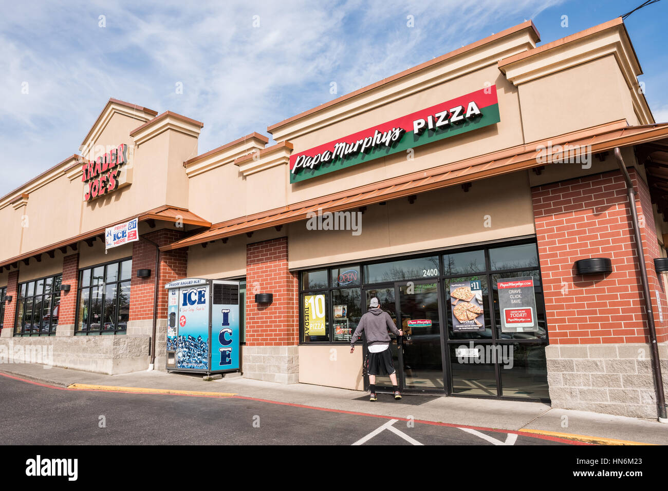 Bellingham, Stati Uniti d'America - Aprile 3, 2016: Papa Murphy's Pizza store che approvvigiona prendere e cuocere la pizza Foto Stock