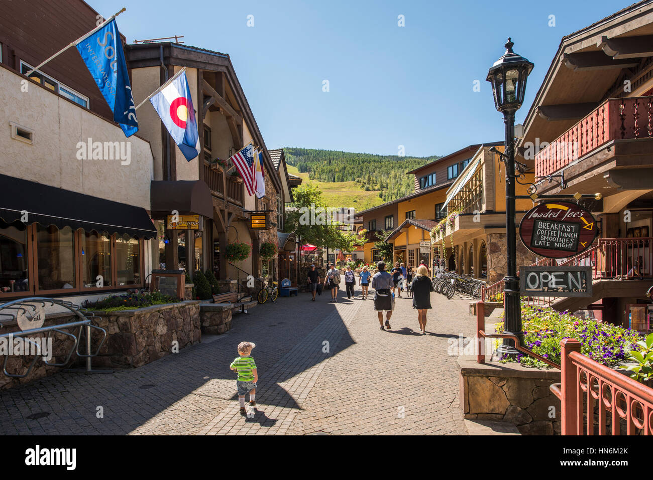 Vail, Stati Uniti d'America - 10 Settembre 2015: Street in stile svizzero a località di Colorado con persone Foto Stock