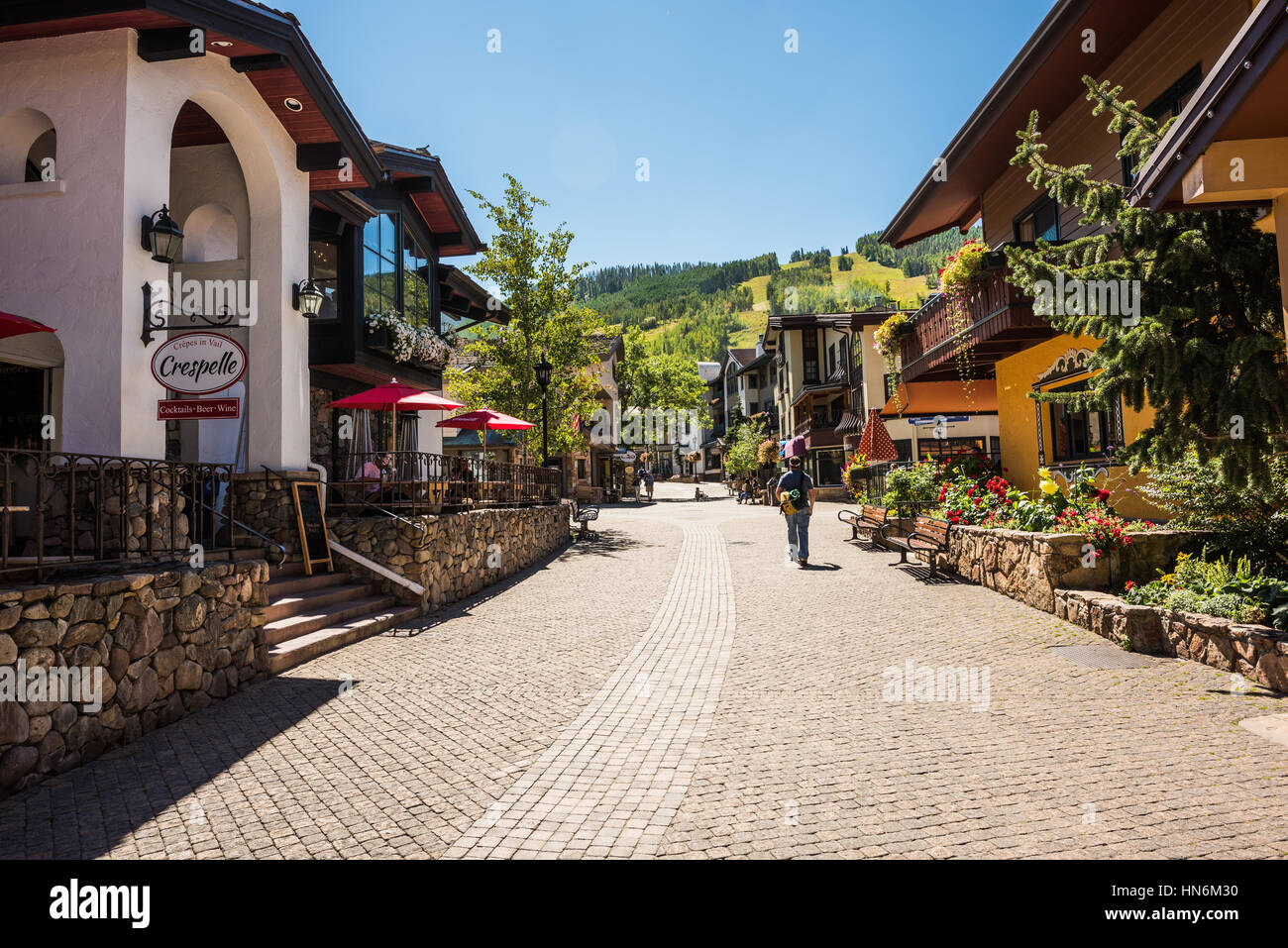 Vail, Stati Uniti d'America - 10 Settembre 2015: Street in stile svizzero a località di Colorado con persone Foto Stock