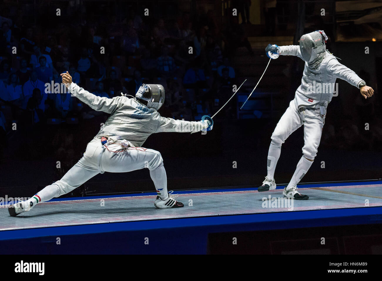 Mosca, Russia - 30 Maggio 2015: Non identificato gli schermitori professionale nelle finali di uomini del singolo evento al 2015 Mosca Sabre torneo. Foto Stock