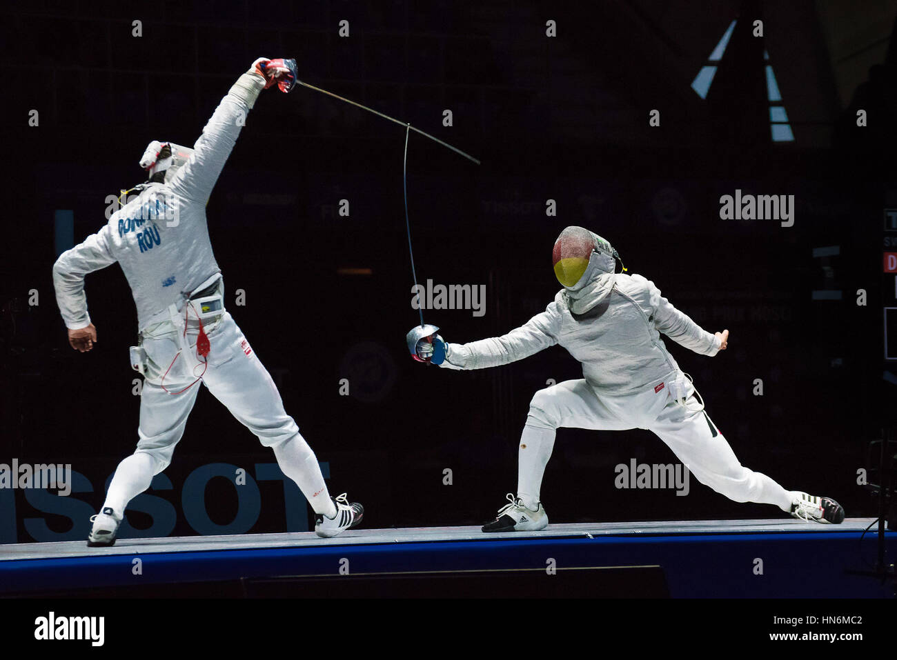 Mosca, Russia. 30 maggio 2015: La Romania Tiberiu Dolniceanu contro la Germania Matyas Szabo nei finali del 2015 Mosca Sabre torneo di scherma. Foto Stock