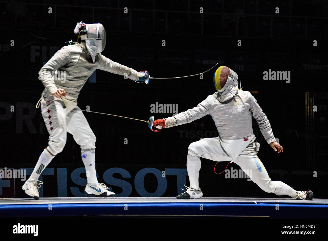 Mosca, Russia - 30 Maggio 2015: Non identificato gli schermitori professionale nelle finali di uomini del singolo evento al 2015 Mosca Sabre torneo. Foto Stock