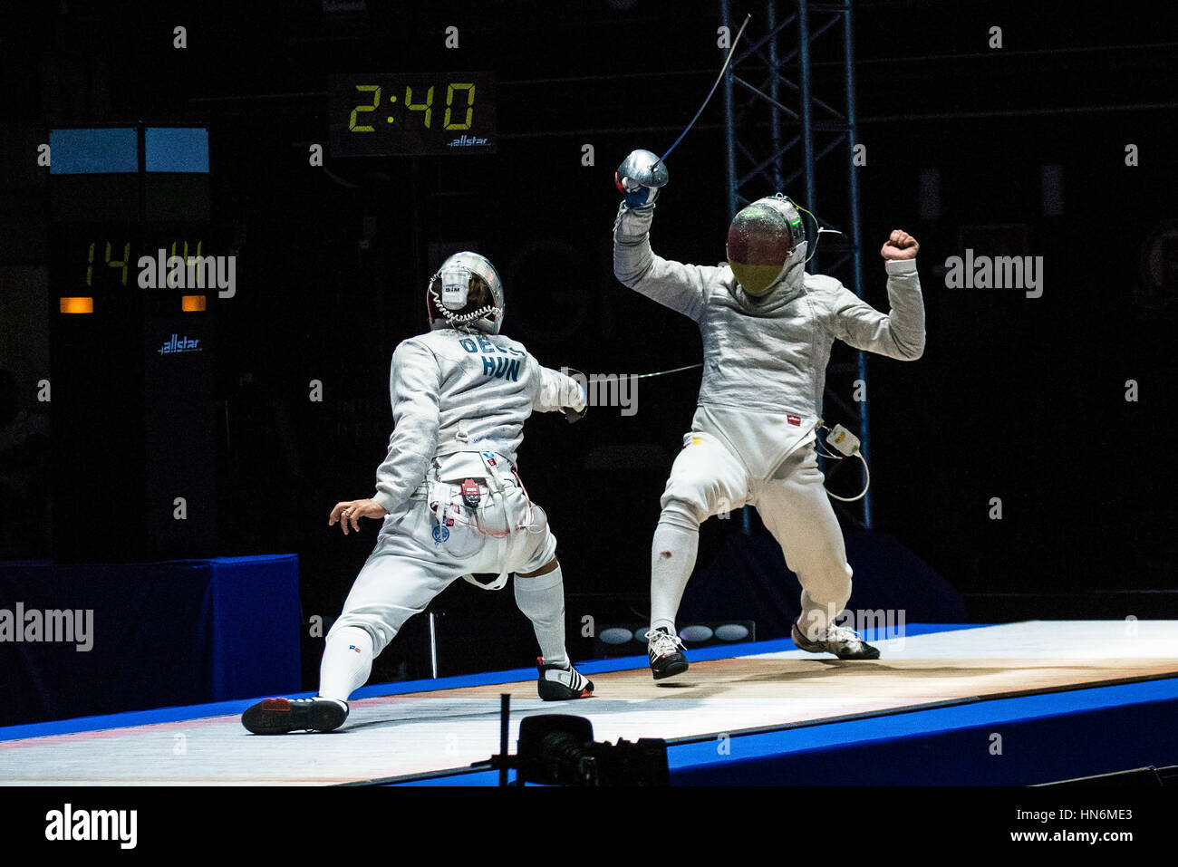 Mosca, Russia - 30 Maggio 2015: Non identificato gli schermitori professionale nelle finali di uomini del singolo evento al 2015 Mosca Sabre torneo. Foto Stock