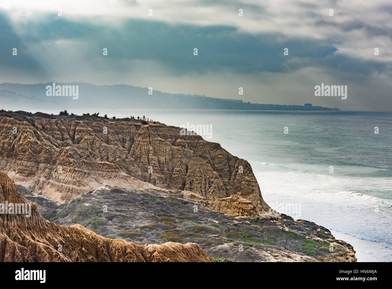 Torrey Pines cliff in oceano Pacifico a San Diego in California nuvoloso con raggi di sole e haze Foto Stock