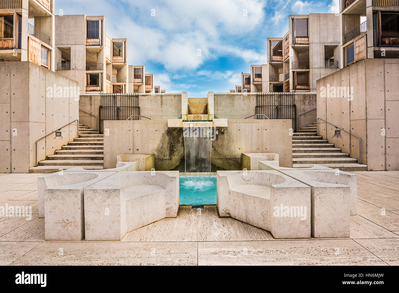 La Jolla, Stati Uniti d'America - 10 dicembre 2015: architettura simmetrica del Salk Institute di San Diego con blue una piscina con fontana Foto Stock