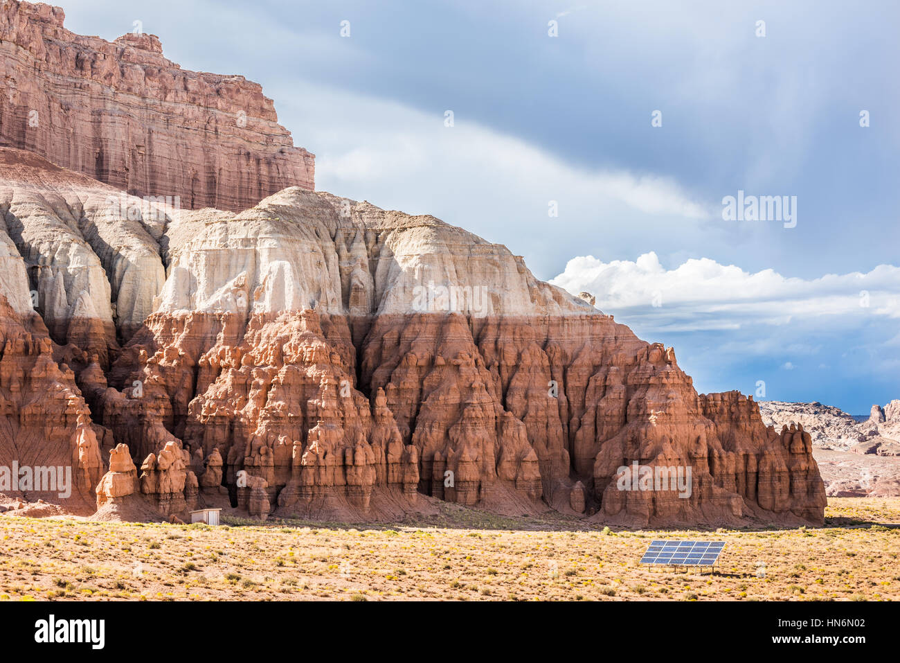 Goblin Canyon con il bianco e il rosso strati con pannello solare nel deserto, Utah Foto Stock