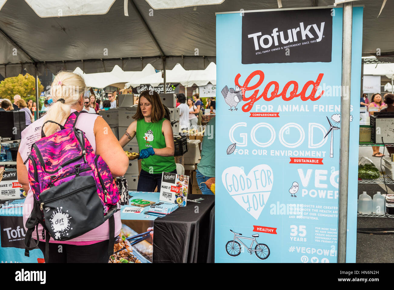 Washington DC, Stati Uniti d'America - 24 Settembre 2016: Tofurky booth e segno a VegFest vegan festival vegetariano con la donna che serve i campioni di prodotti alimentari Foto Stock