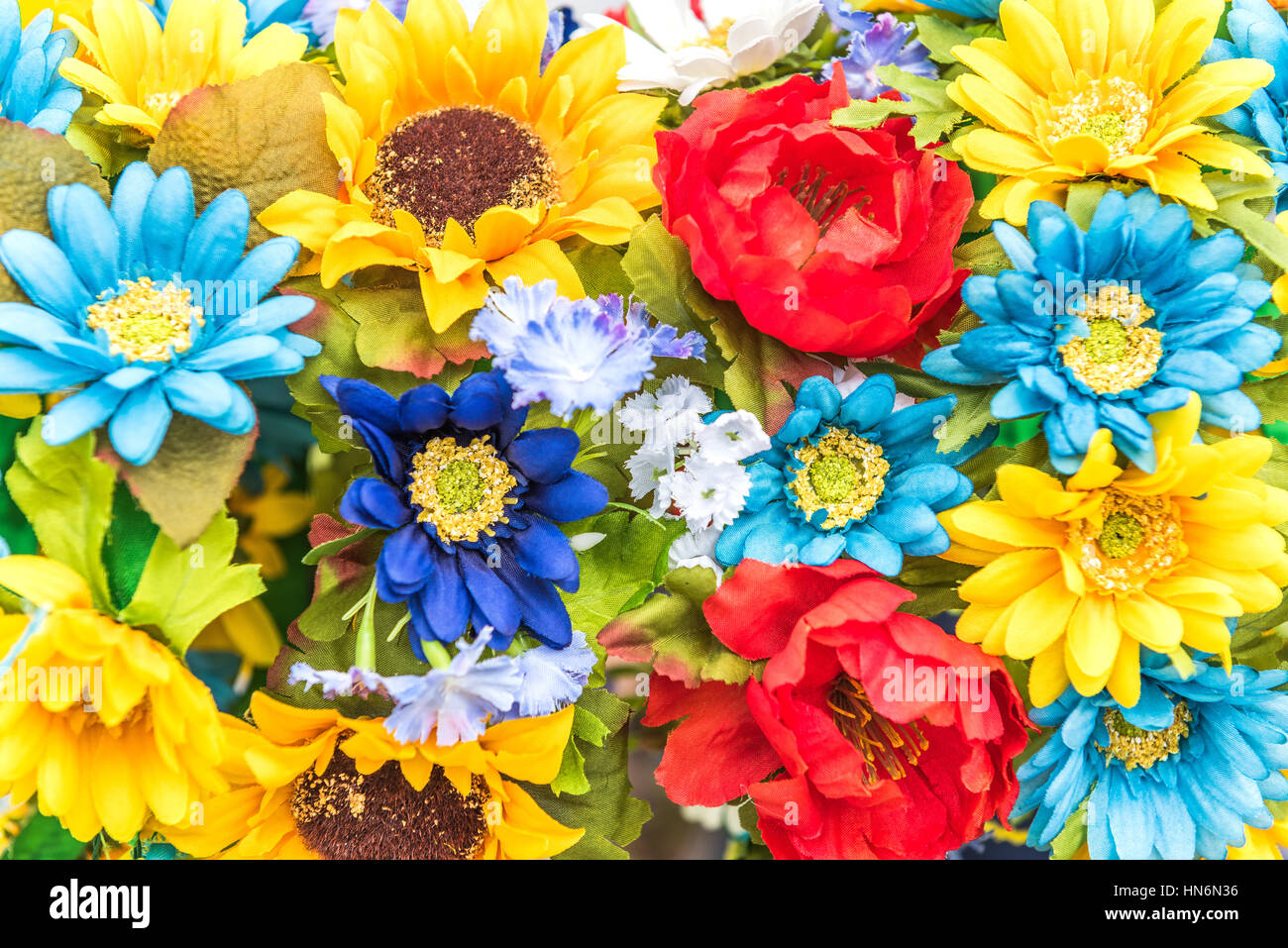 Primo piano della Ukrainian colorato in blu e giallo panno falsi girasoli Foto Stock