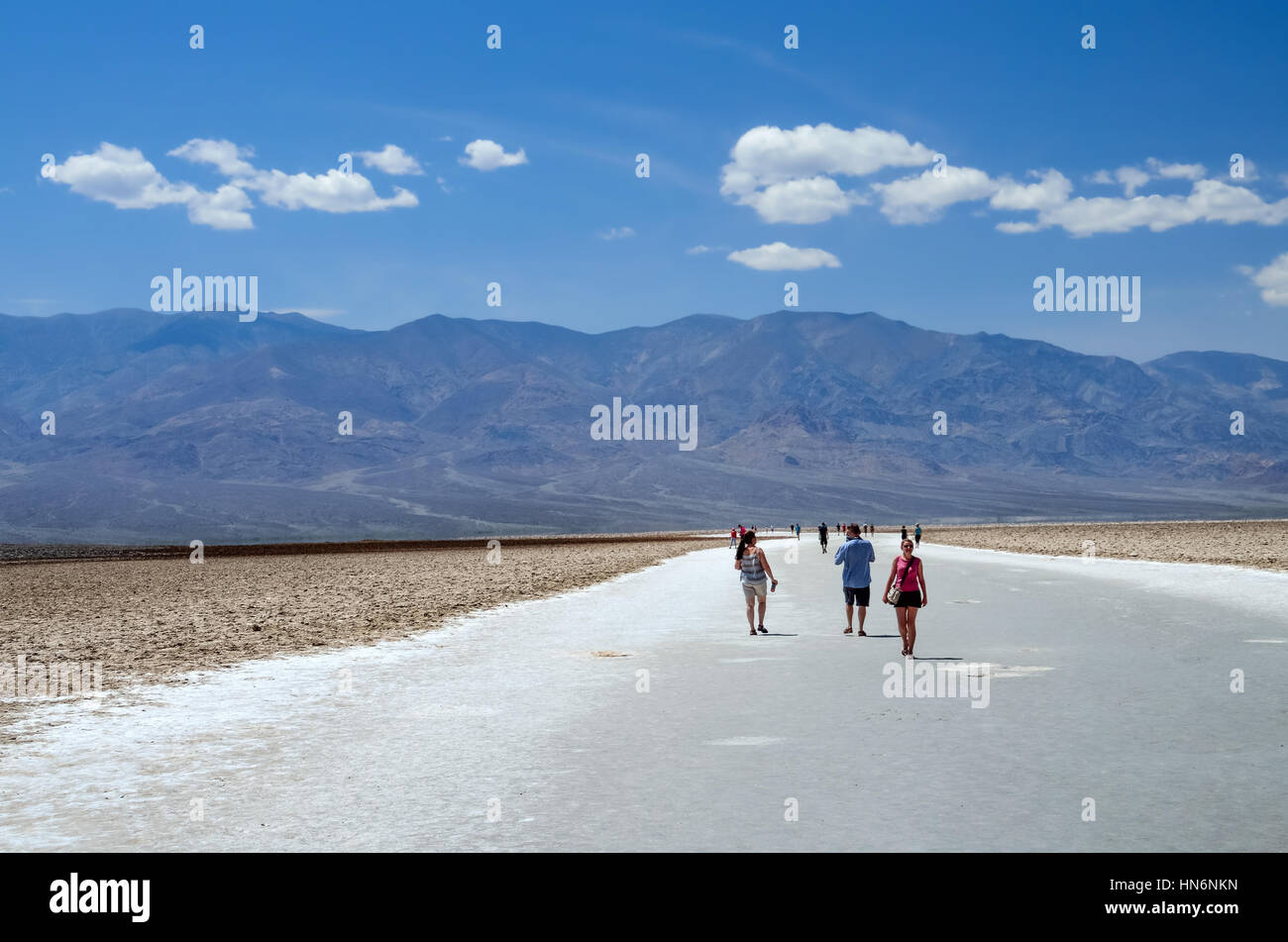 Tubo da stufa di pozzi, Stati Uniti d'America - 8 Maggio 2014: Badwater basin nel Parco Nazionale della Valle della Morte, California, Stati Uniti d'America con le persone camminare sul sale appartamenti Foto Stock