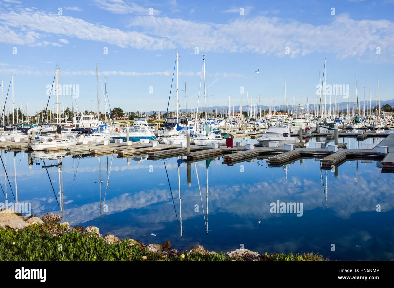 Barche di dock e la marina con la riflessione al porto di Oxnard in California Foto Stock