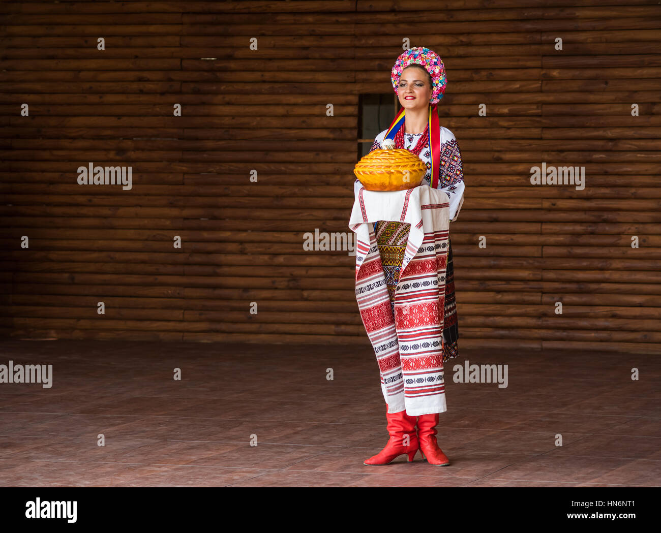 Silver Spring, Stati Uniti d'America - 17 Settembre 2016: ragazza vestita in rosso tradizionale ucraino costume ricamato vestiti ballando con pane al festival Foto Stock