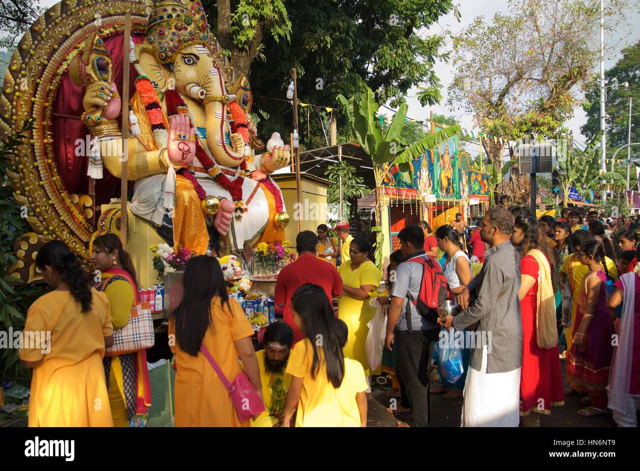I devoti di eseguire la puja per una gigantesca statua del signore Ganesha durante la celebrazione Thaipusam in Penang Foto Stock