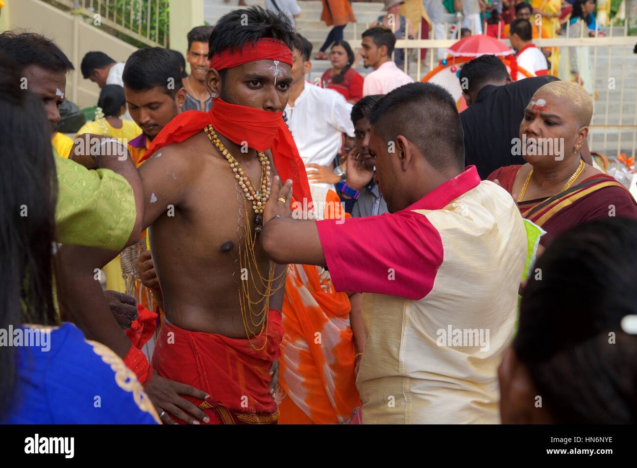 Un Devoto Come ottenere aiuto per rimuovere il suo kavadi Thaipusam durante la celebrazione in Penang. I devoti di eseguire kavadi attam verso il Signore Murugan. Foto Stock