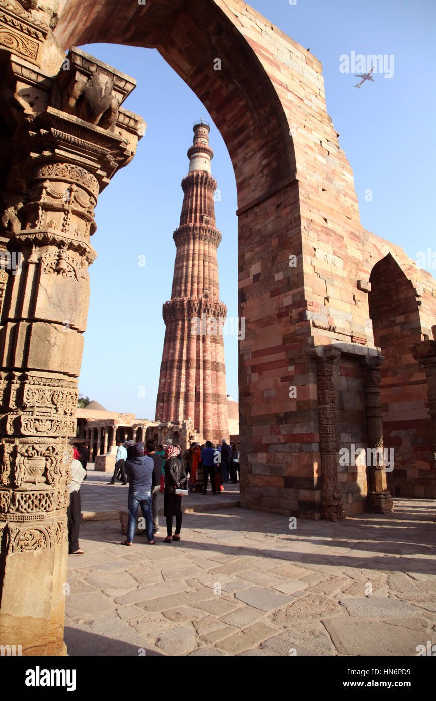 Qutub Minar torre visto attraverso arch, Qutub Minar complesso, Delhi, India (foto Copyright© di Saji Maramon) Foto Stock