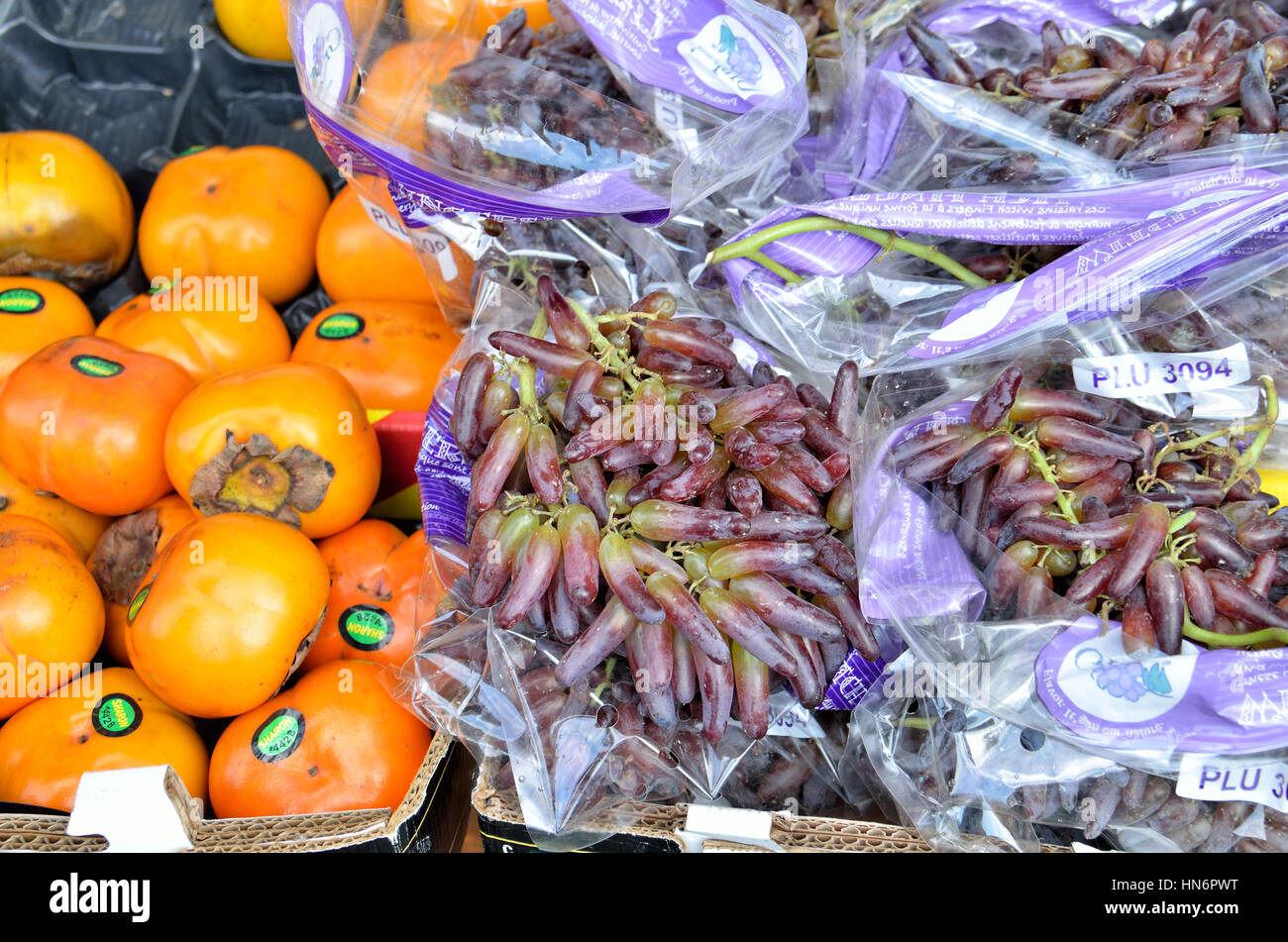 Montreal, Canada - 26 Luglio 2014: display di frutta di cachi e strega dita o la Lacrima uve Jean-Talon al mercato degli agricoltori Foto Stock