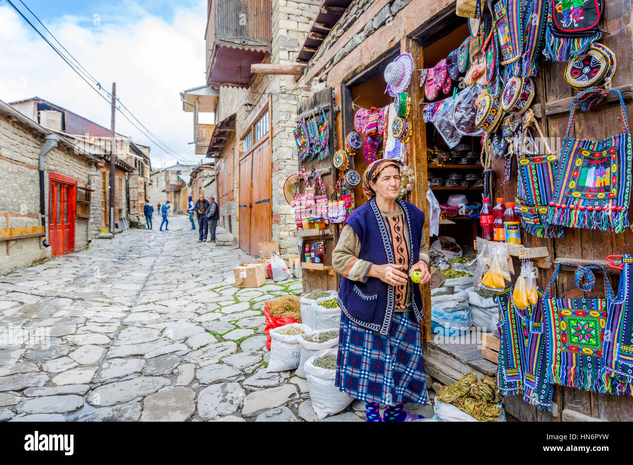 LAHICH, AZERBAIGIAN - 1 ottobre: vista sulla strada locale in Lahich, persone in chat e il negozio con i sacchetti, souvenir e erbe aromatiche. Ottobre 2016 Foto Stock