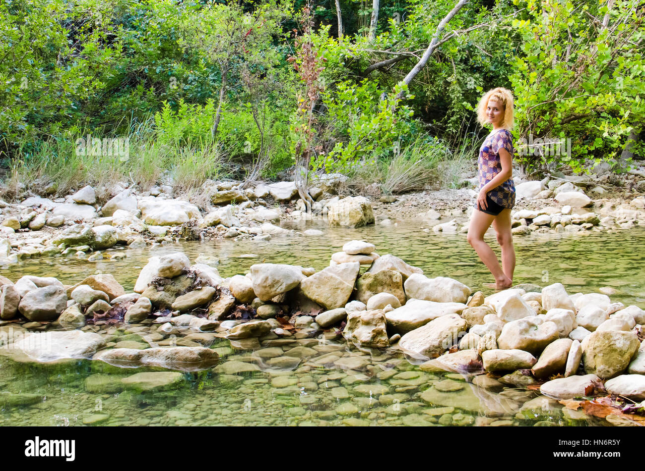 Giovane donna camminare in Barton Creek Greenbelt di Austin in Texas Foto Stock