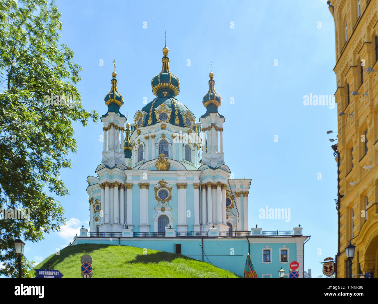Kiev, Ucraina - 25 Maggio 2013: Vista di St Andrew's Chiesa su una collina chiamata Andriyivskyy discesa Foto Stock