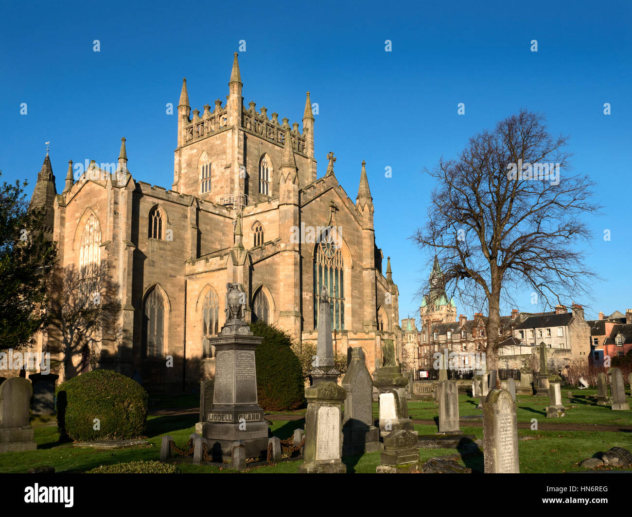 Cimitero e Chiesa Abbaziale con Bruce Tower a Dunfermline Abbey Dunfermline Fife Scozia Scotland Foto Stock