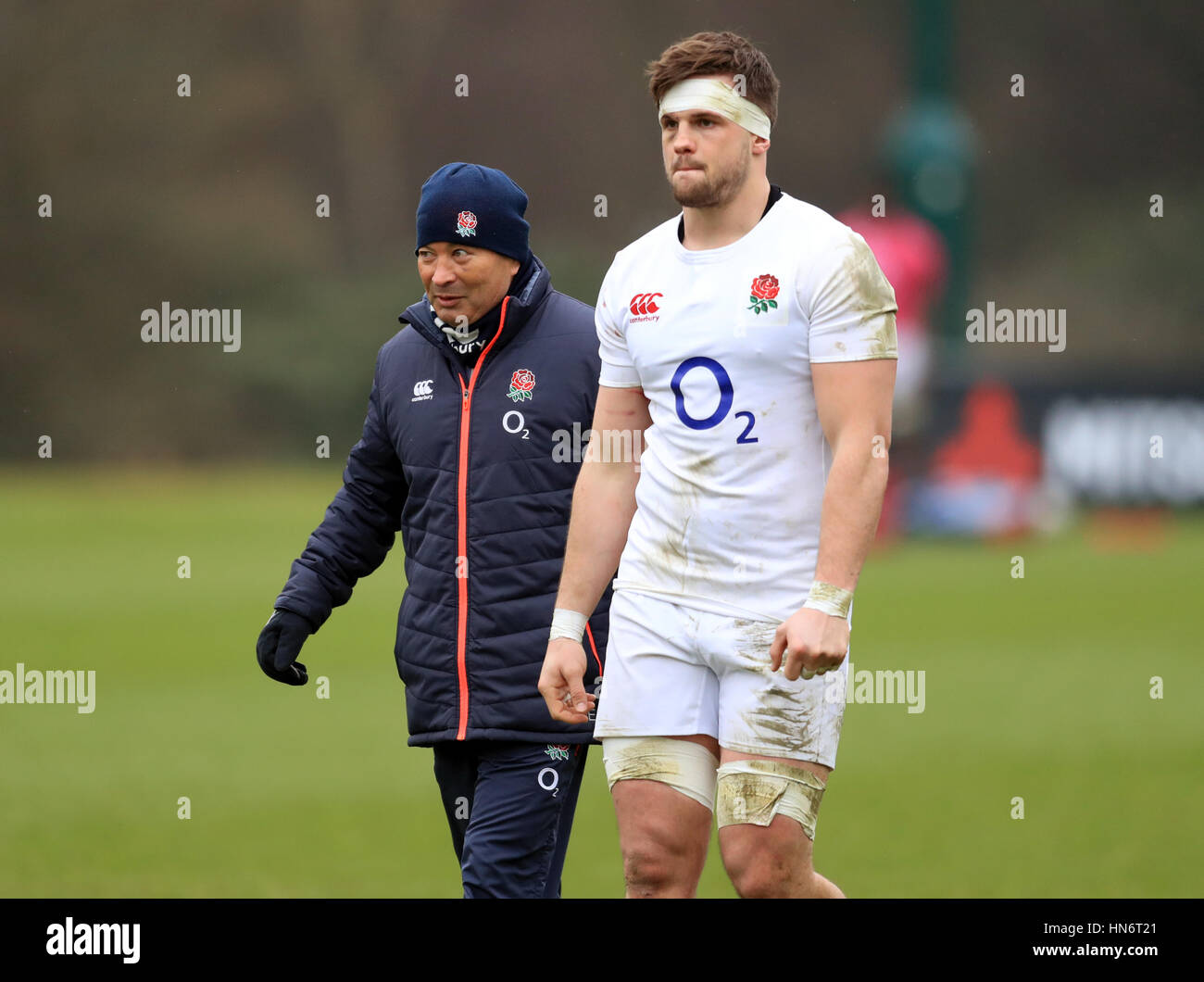 Inghilterra head coach Eddie Jones con Jack Clifford durante la sessione di formazione presso la struttura Pennyhill Park, Bagshot. Foto Stock