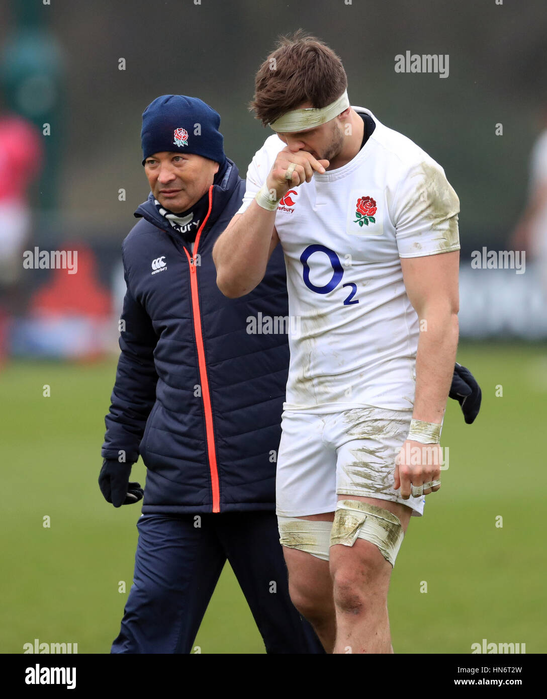 Inghilterra head coach Eddie Jones con Jack Clifford durante la sessione di formazione presso la struttura Pennyhill Park, Bagshot. Foto Stock