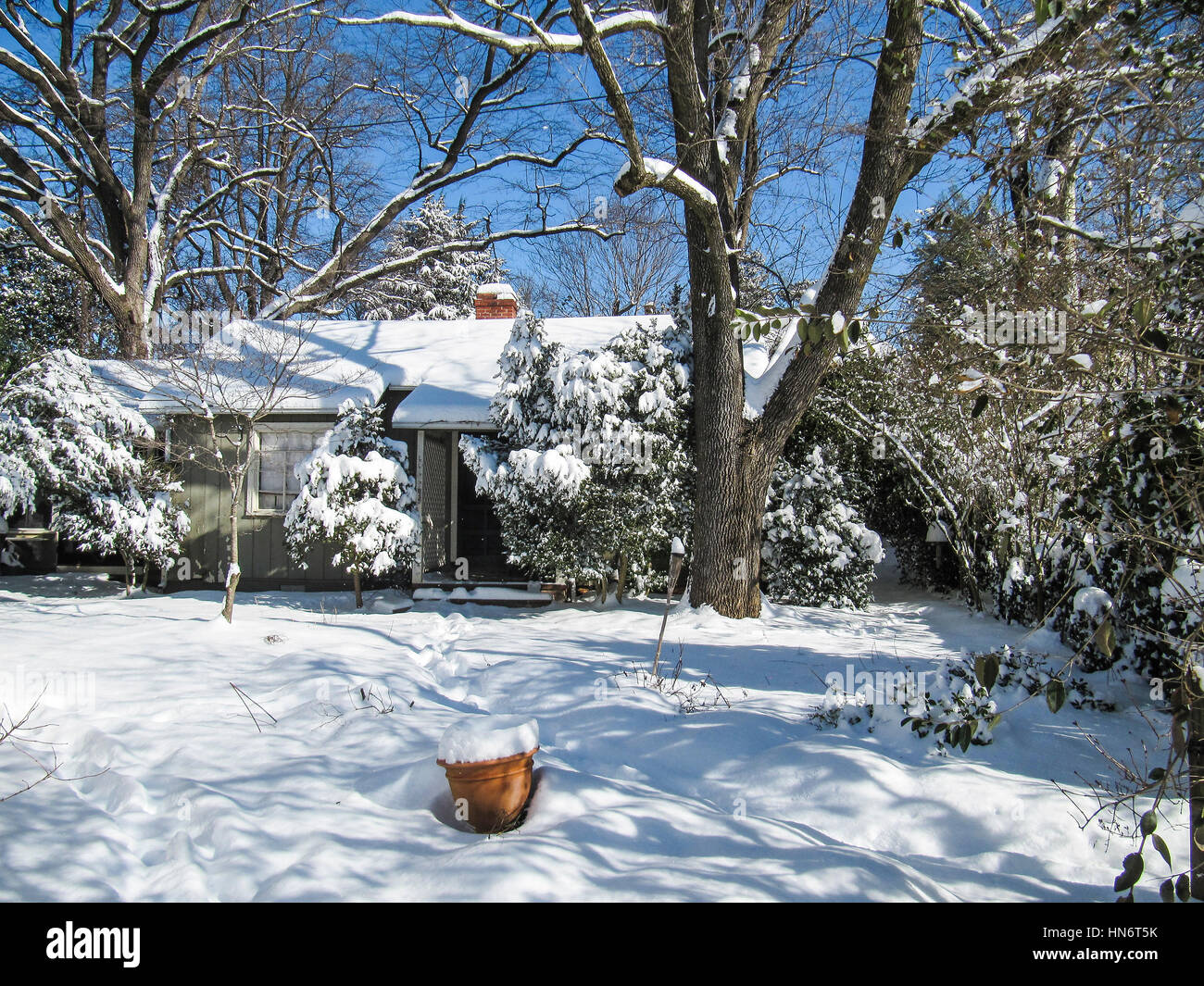 Coperta di neve una storia casa dopo la tempesta di neve Foto Stock