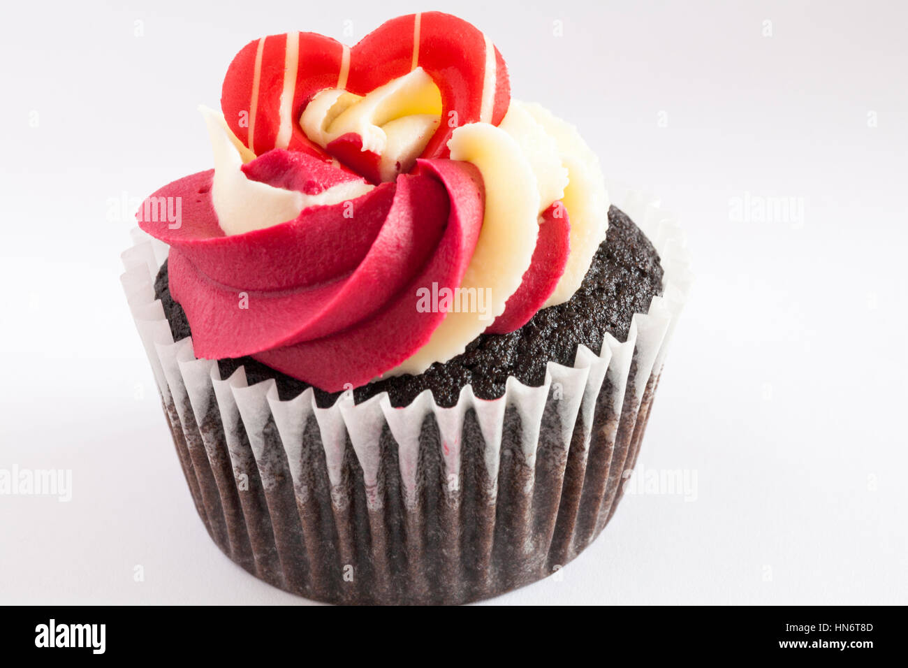 M&S cioccolato lampone & prosecco tortine - singola torta impostato su sfondo bianco Foto Stock