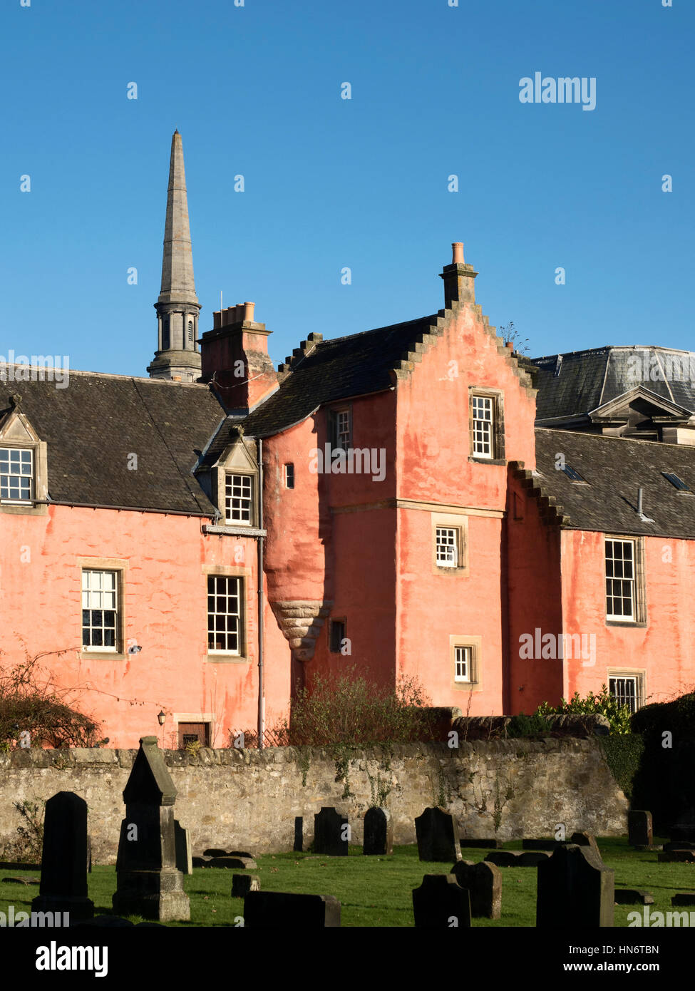 L'Abbot House dal sagrato Abbazia di Dunfermline Fife Scozia Scotland Foto Stock