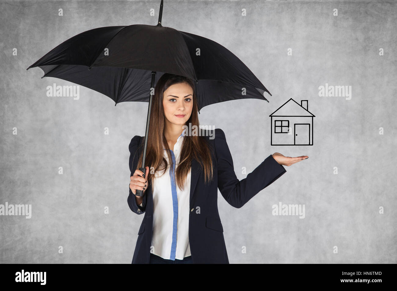 Agente di assicurazione presenta l'offerta assicurazione casa Foto Stock