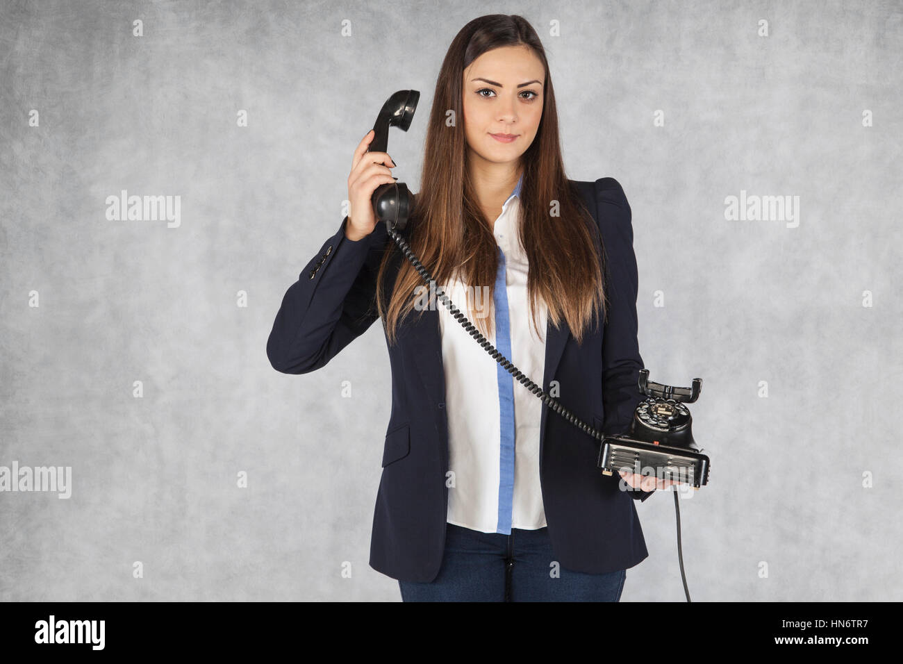 Business donna ascolta al telefono con un cliente Foto Stock
