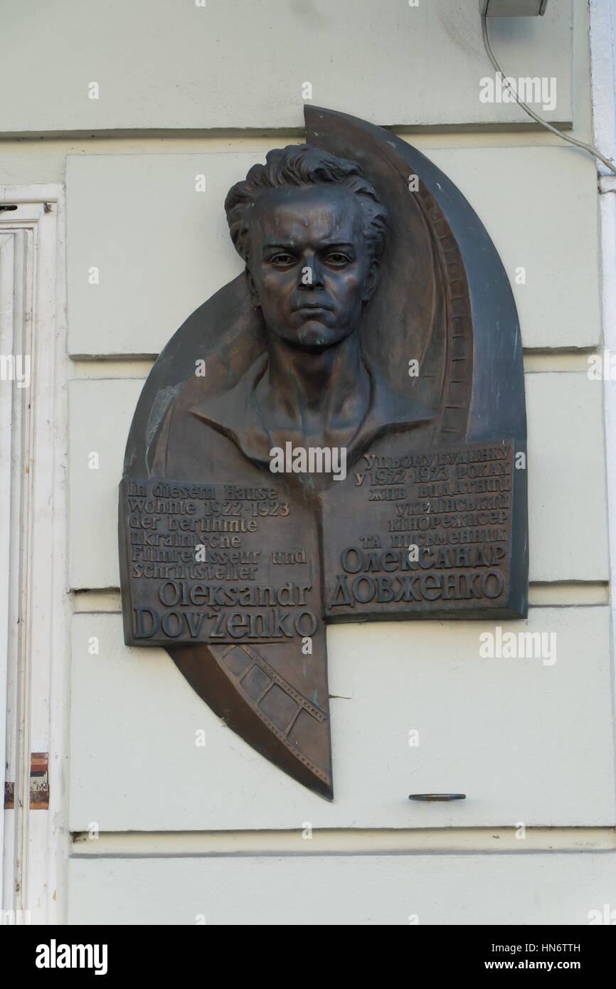 Commemorazione di Pioneer sovietica documentary film-maker Alexander Dovzhenko che visse in questa casa sulla Bismarckstrasse. Foto Stock