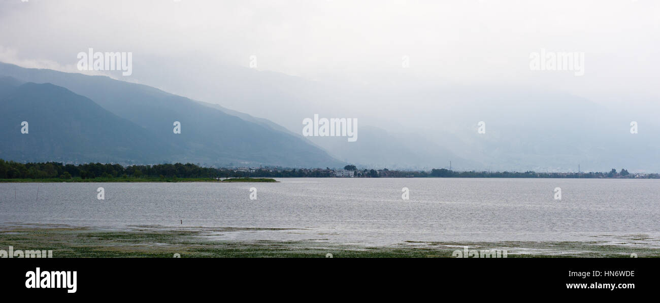 Pioggia e nuvole sopra le montagne Cangshan e Er Hai lago, Dali, Yunnan, Cina Foto Stock